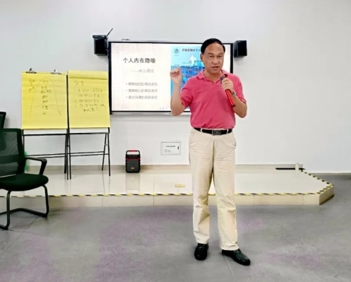 王强导师为新昌县教育局中小学心理健康教师作《萨提亚家庭治疗模式技能培训工作坊》