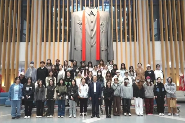 王强老师为大学生作《如何拥有幸福与成功的人生》团体心理训练